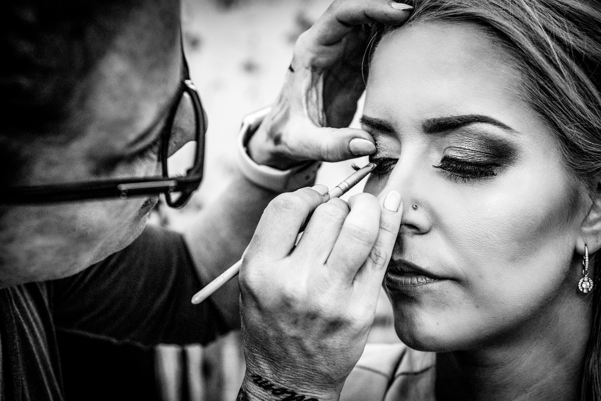 Bridal makeup close-up with dramatic eye makeup before Budapest wedding ceremony.