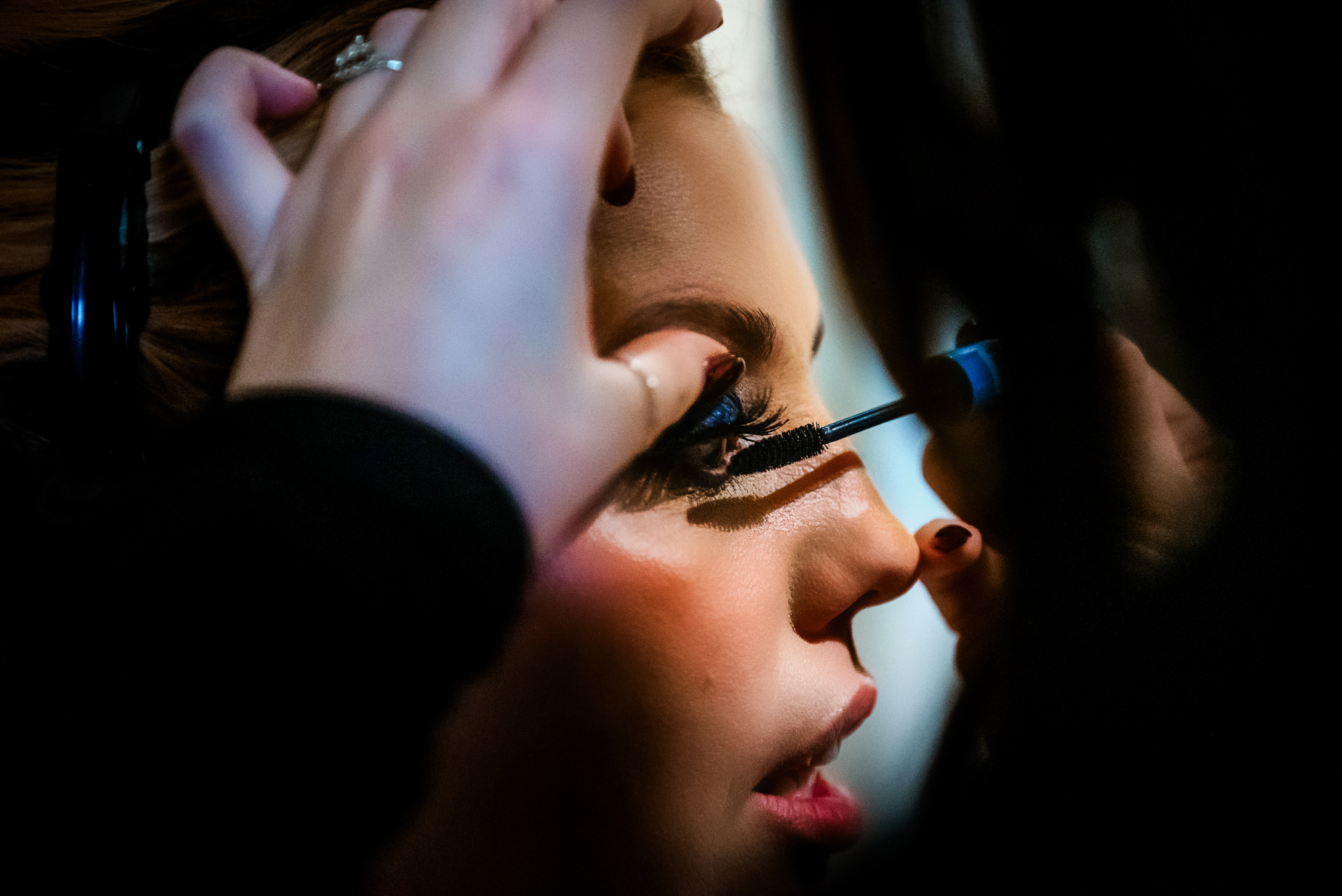 Close-up of mascara being applied to the bride’s lashes before the ceremony.